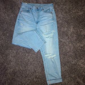 Light wash American eagle mom jeans